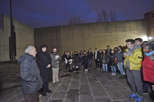 L'assessore regionale all'Istruzione, Loredana Panariti, saluta gli studenti in partenza per il viaggio della memoria